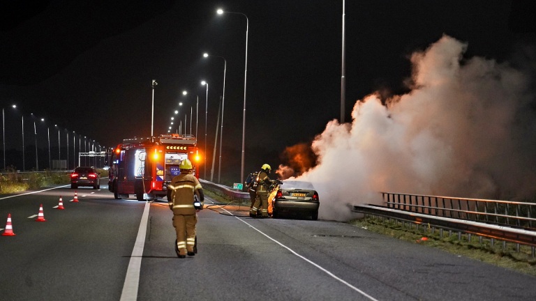 Auto vliegt rijdend in brand op A9