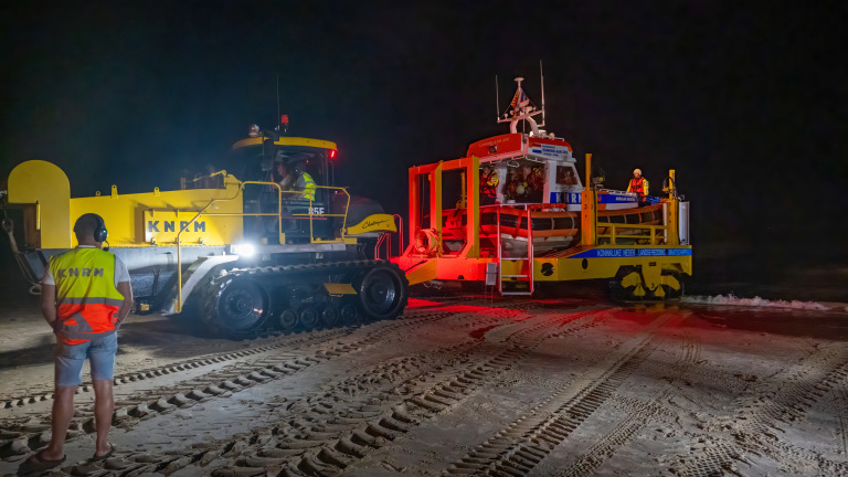 Opblaasbare haai zorgt voor grootschalige zoekactie op zee