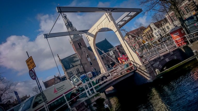 Schapenbrug Waagplein krijgt nieuwe lik verf: brug in augustus deels afgesloten