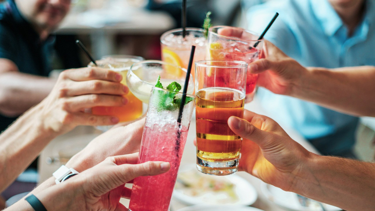 Vanaf 5 drankjes ben je een bingedrinker: jongeren vinden dat “erg weinig”