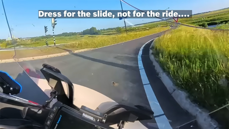 Motorrit over een plattelandsweg met tekst: "Dress for the slide, not for the ride..."