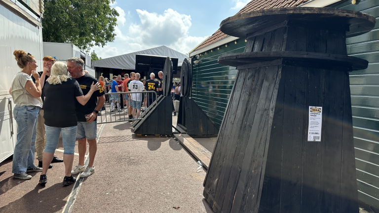 Mysterieus gestolen kunstwerk van 17 meter komt boven water op kermis Akersloot. Toch?