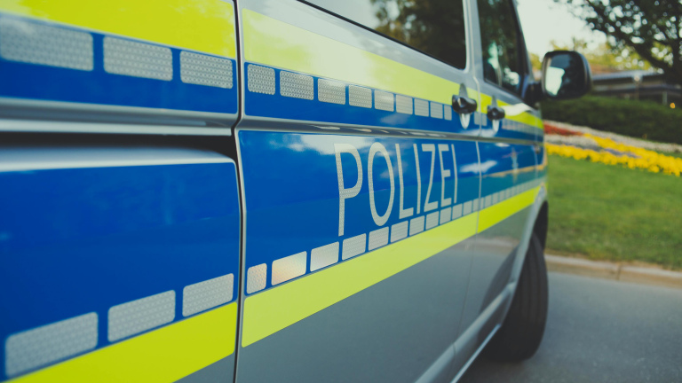 Duitse politieauto met de tekst "Polizei" op de zijkant.