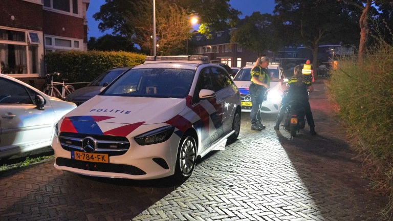 Agent schiet mis met taser; jongens ontkomen na valpartij met gestolen scooter