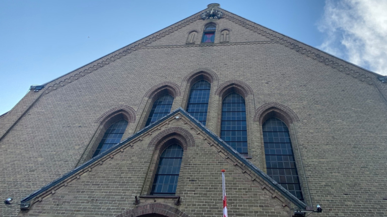 Bergense Petrus en Pauluskerk viert honderdjarig bestaan 🗓