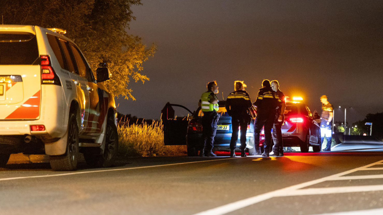 Verlaten auto met gevulde jerrycans langs Geesterweg in Akersloot