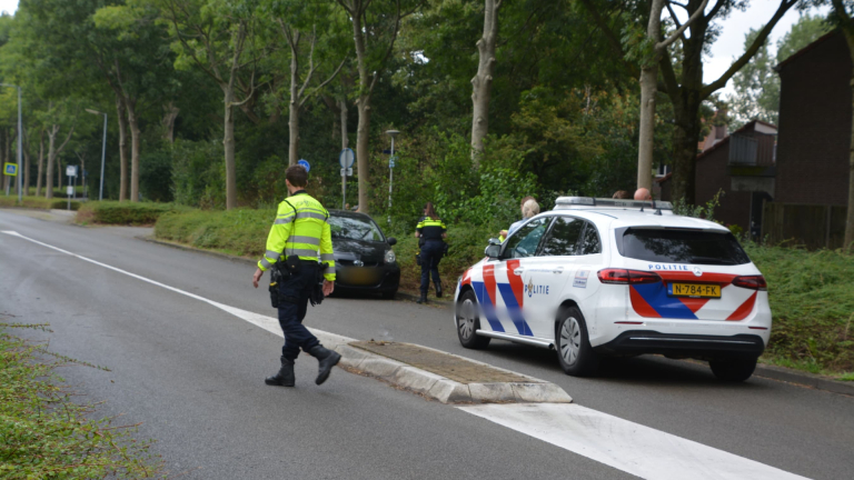 Automobilist rijdt tegen verkeerspaaltje in Alkmaar