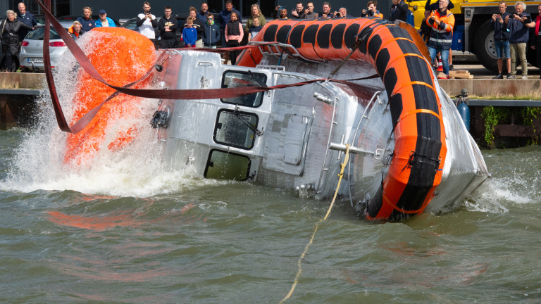 Ook de kantelproef is succesvol doorstaan: nieuwe reddingboot Egmond aan Zee weer stap dichterbij