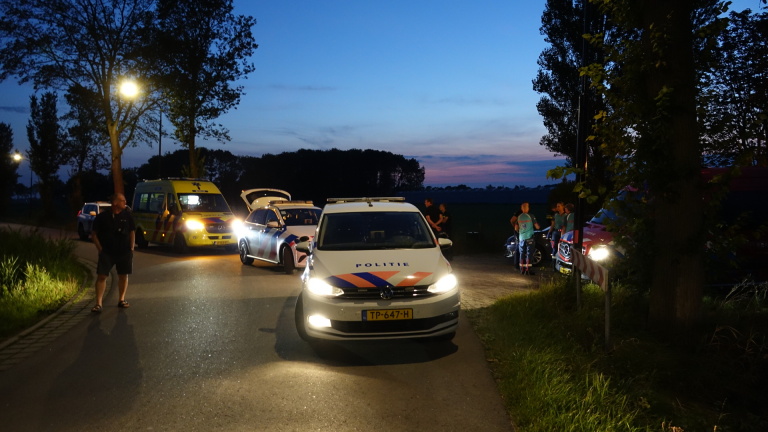 Passagier naar ziekenhuis na botsing tegen boom langs Korteweg