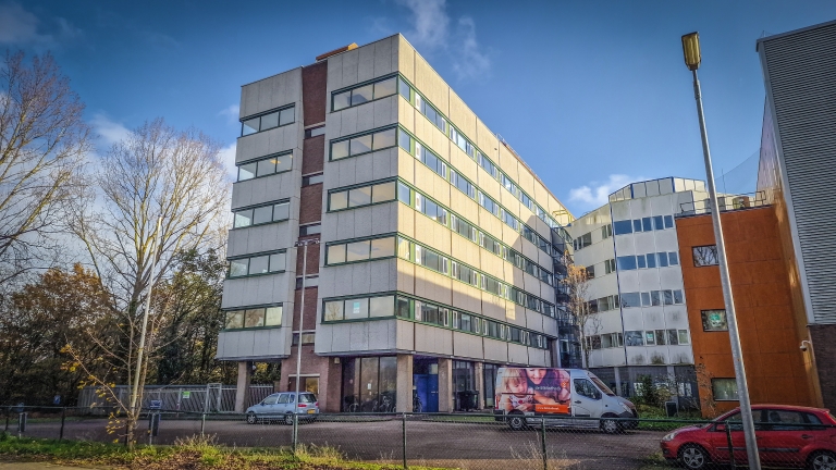 Veel waterschade in oude belastingkantoor, heropening AZC Alkmaar mogelijk vertraagd