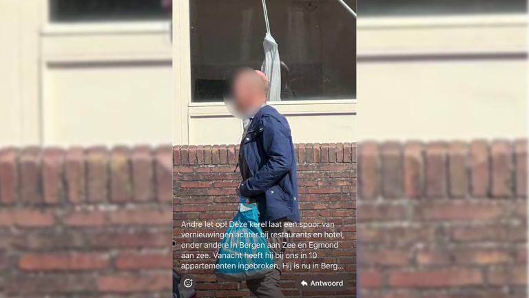 Man in blauwe jas met plastic tas loopt langs een bakstenen muur, begeleid door een tekstbeschrijving van een vermeend inbraakincident.