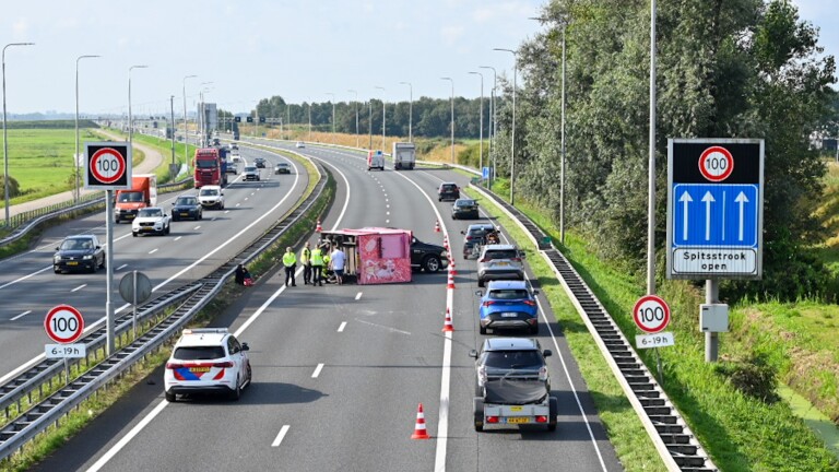 Aanhanger gekanteld op A9, lange file vanaf Alkmaar