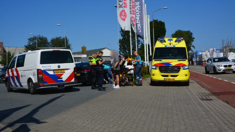 Scooterrijdster naar ziekenhuis na botsing met automobilist op de Koedijkerstraat in Alkmaar