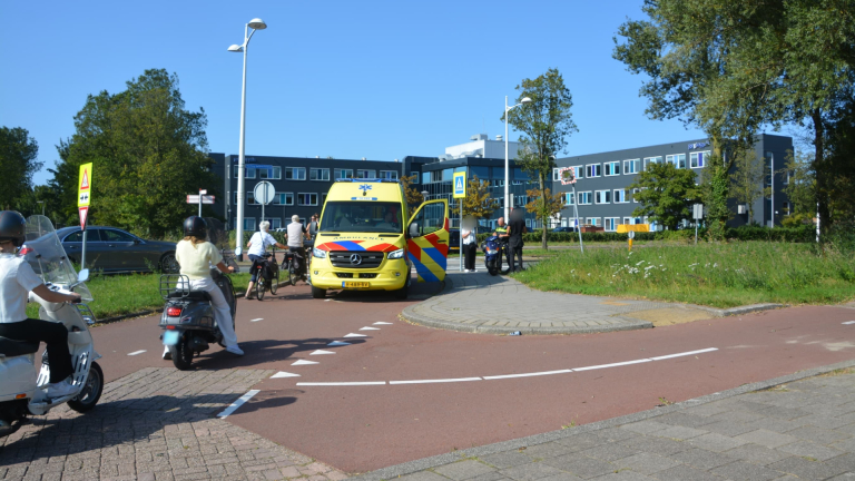 Aanrijding tussen scooter en auto op rotonde in Alkmaar