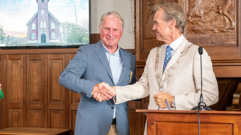 Dick Sluis koninklijk onderscheiden bij heropening Vredeskerkje