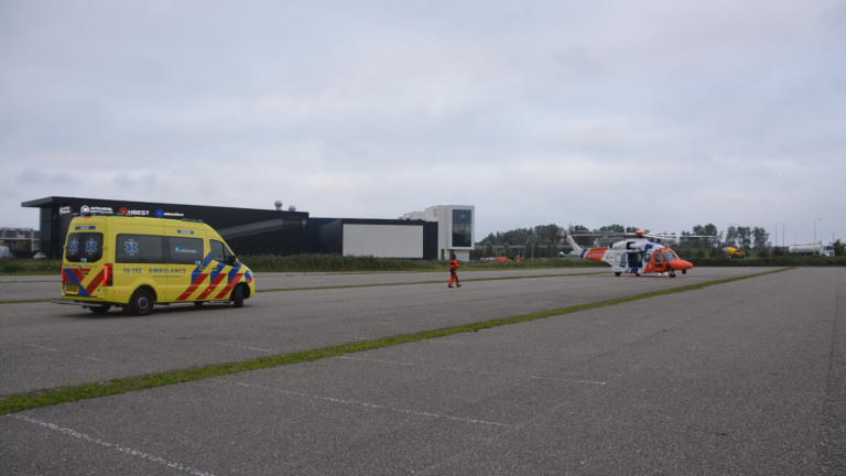 Landende SAR-helikopter bij AZ Stadion trekt een hoop bekijks