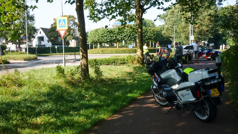 Vrouw op scooter valt hard na aanrijding bij rotonde in Bergen