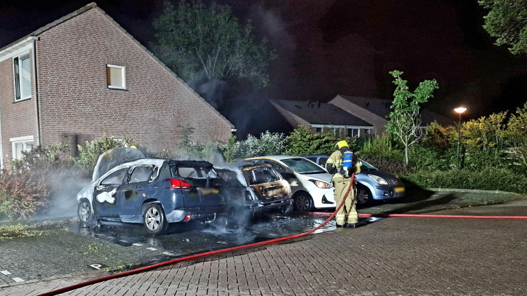 Autobrand in Heerhugowaard: drie auto’s flink beschadigd