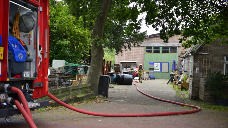 Brand op terrein achter huis aan Twuyverlaan in Sint Pancras