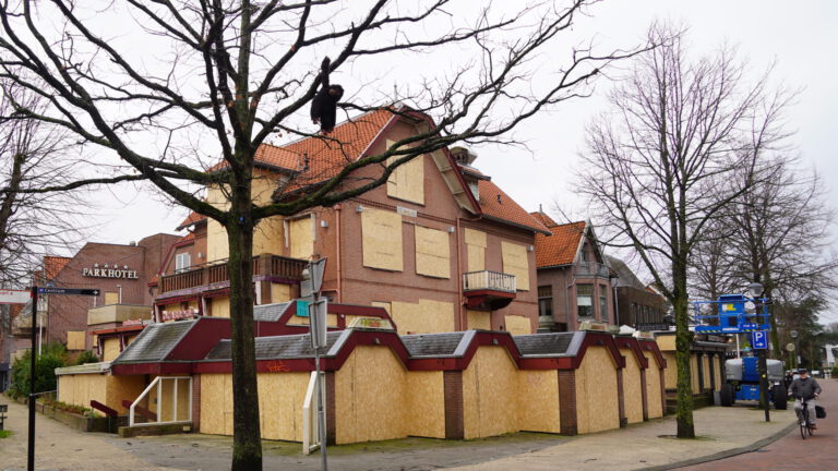 Einde aan planken voor de ramen dichterbij: mogelijk statushouders in Bergens hotel