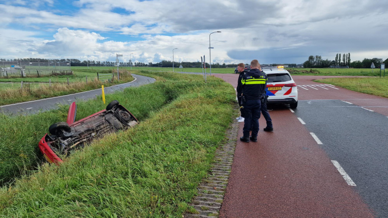 Auto ondersteboven in sloot langs Uitgeesterweg in Limmen; bestuurder aangehouden