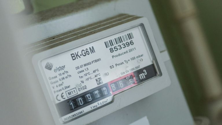 Close-up van een gasmeter met het modelnummer BK-G6M en serienummer 853396, geproduceerd in 2011.