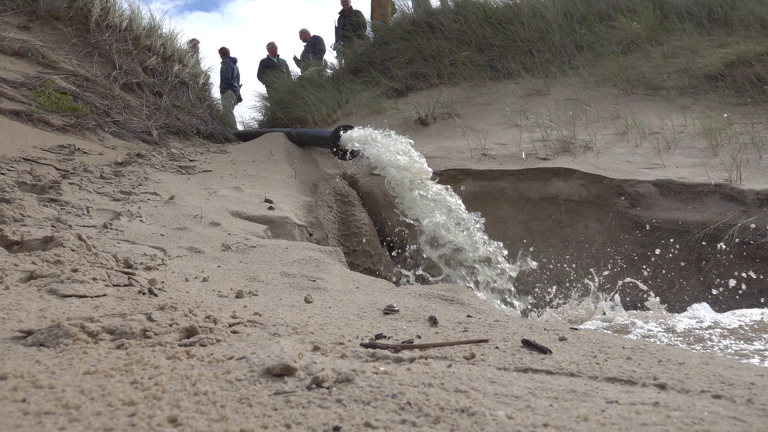 Wegpompen van water bij lankies en recreatiewoningen gestart: “Het is cultureel erfgoed”