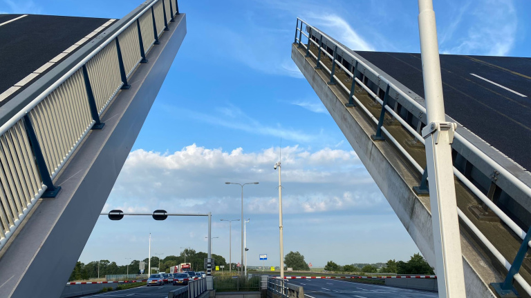 Provincie pakt steeds tragere sluiting van Leeghwaterbrug richting A9 aan