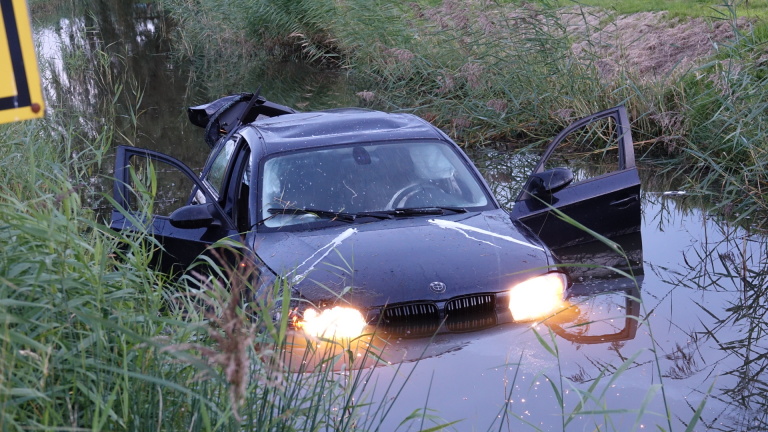 Twee gewonden bij ongeluk Oterleek; auto eindigt in sloot