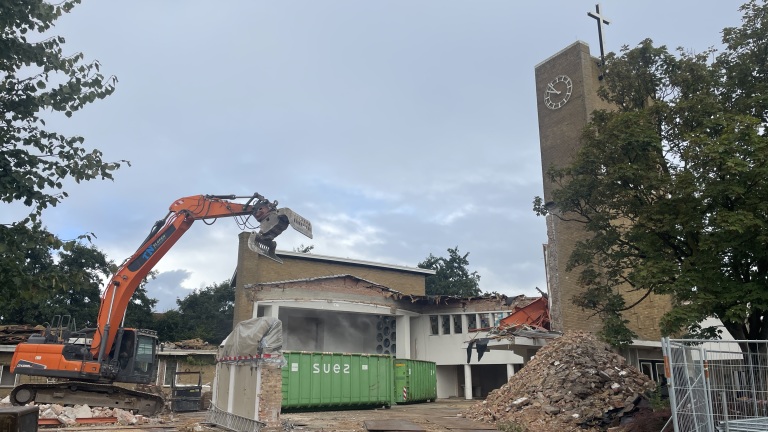 En toen was de Adelbertuskerk – bijna – weg: “Dit is wel een mooi en apart sloopje”