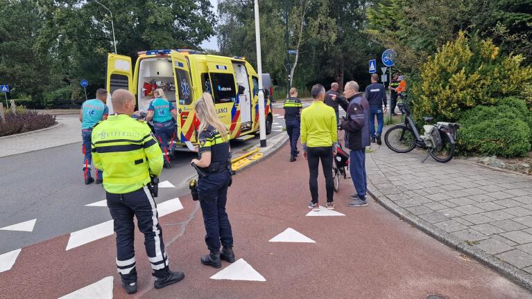 Fietsster aangereden door 45km-auto op rotonde in Heiloo