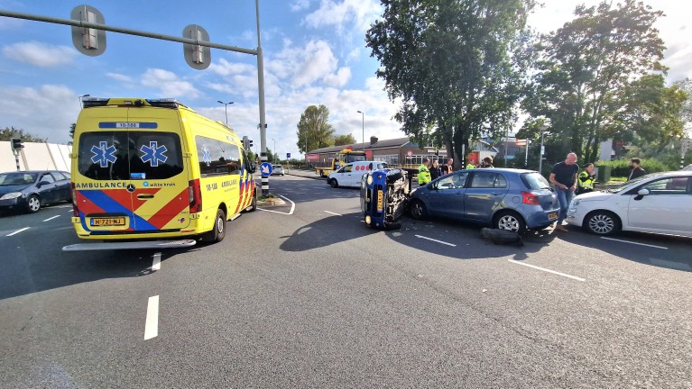 Auto op de kant bij ongeluk op Nieuwe Schermerweg