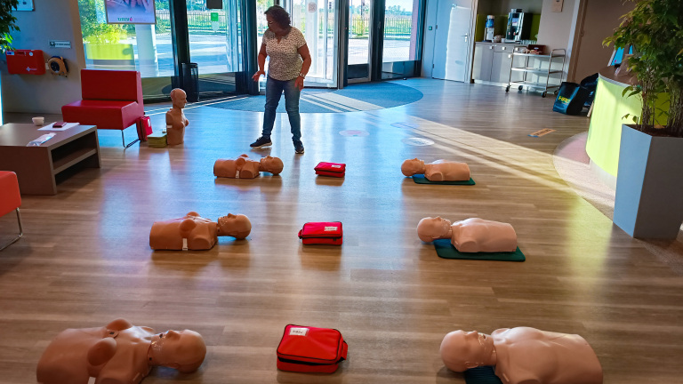 Oefenpop met borsten moet helpen bij reanimatieschaamte: “Zeker mannen voelen vaak aarzeling”