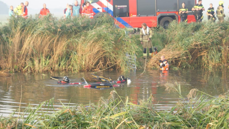 Duikers en traumahelikopter rukken uit voor auto te water in Ursem