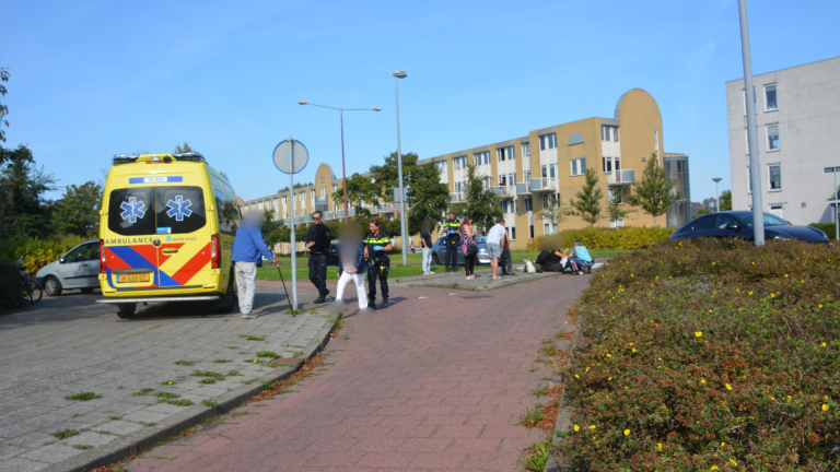 Ambulance en politie ter plaatse bij een incident in een woonwijk.