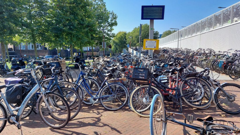 Fietslampjesregen op station Alkmaar moet aandacht vragen voor fout geparkeerde fietsen