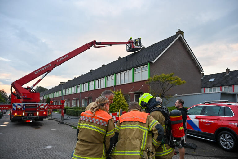 Luide knal en beginnende brand door blikseminslag woning Hiemerwaard