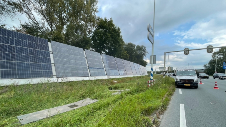 Geen dichtgeknepen ogen meer: felle zonweerkaatsing bij geluidsscherm N245 lijkt verleden tijd