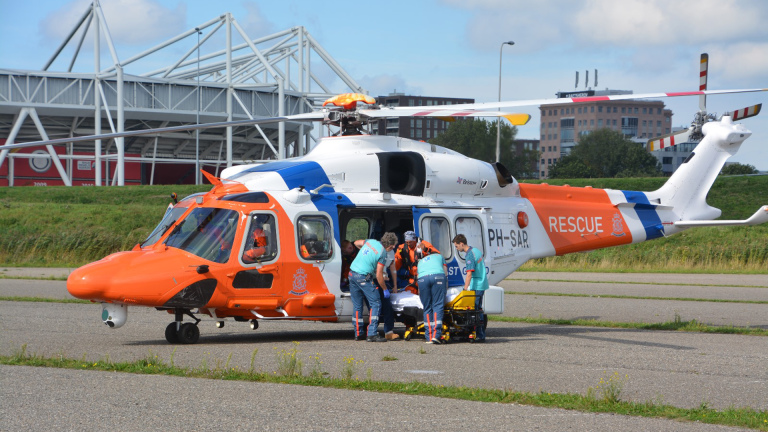 SAR helikopter in actie voor medisch noodgeval op schip bij Bergen aan Zee