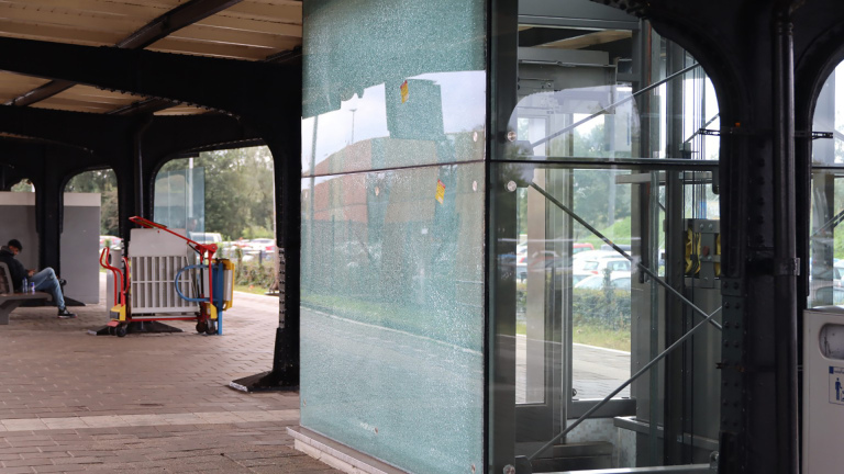 Station Castricum ‘s nachts vernield: “Ik ben boos en verdrietig”