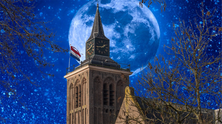 Kerkkloktoren met Nederlandse vlag tegen een achtergrond van een enorme maan en sterrenhemel.