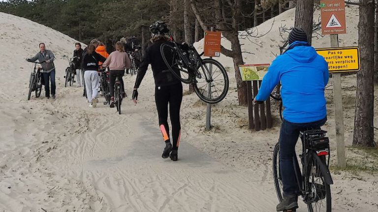 Fietsersbond houdt petitie voor zandvrije fietspaden: “Nu doen ze net of het fietspad de schuld is”