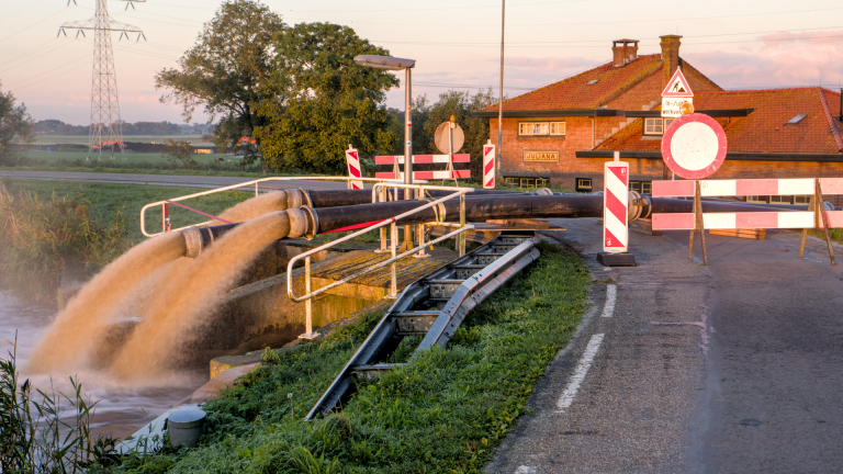 Waterschap plaatst nog vier noodpompen in wijde regio, maar “geen kritische situatie”