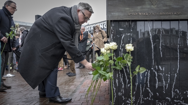 Van der Rhee geeft niet op: ‘Burgemeester en NS laten Joodse gemeenschap in anti-semitische kou staan’