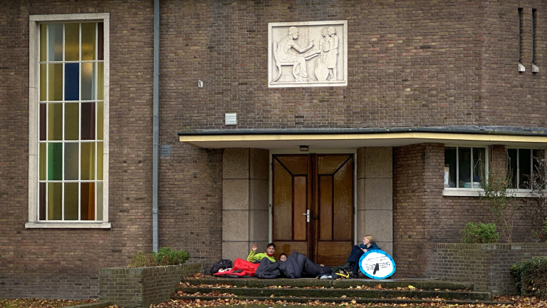 Ludieke slaapzakkenprotestactie voor het Murmellius: “Waarom moeten we zo vroeg opstaan?”