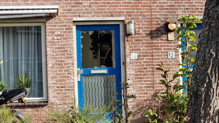 Vuurwerkbom vernielt voordeur woning in Heerhugowaard, politie op zoek naar dader