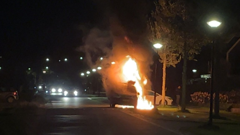 In Heerhugowaard geparkeerde bedrijfswagen kan na brand als verloren worden beschouwd