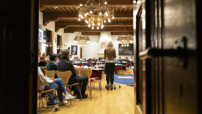 'Red De Hout' spreekt in en laat protestlied met kinderen horen: "Spierballen laten zien"