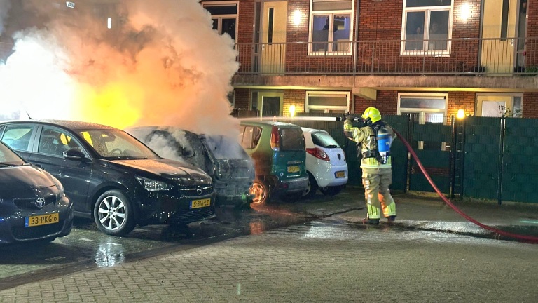 Geparkeerde auto aan Van Eedenstraat brandt uit