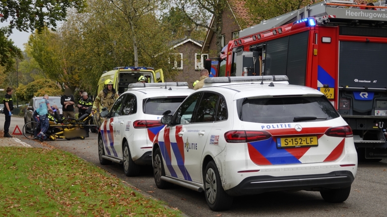 Oudere vrouw raakt gewond na lelijke val met fiets op kruispunt in Heerhugowaard